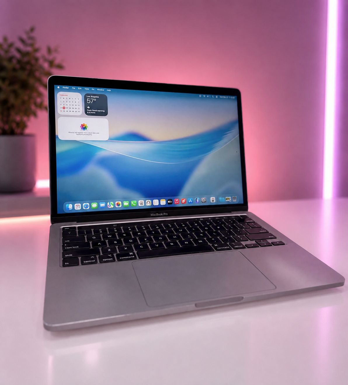 MacBook Pro 2020 abierta con la pantalla encendida